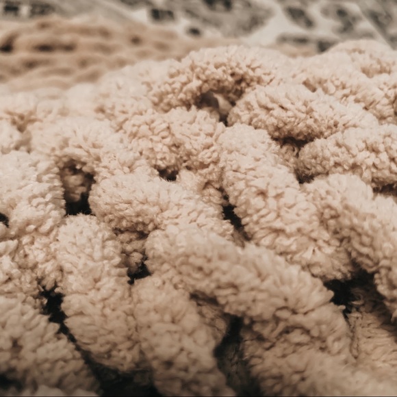 Chunky Hand-Knit Throw Blanket (SUPER SOFT + COZY) - Picture 3 of 5